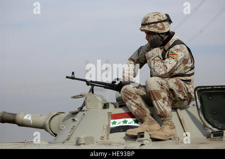 Un soldat de l'armée irakienne à partir de la 9e Division de l'armée iraquienne (mécanisé) prend un moment pour réfléchir au cours d'une mission dans la province d'Meshahadah l'Iraq le 22 janvier, 2008. Tech. Le Sgt. William Greer (Sortie) Banque D'Images