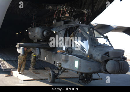 Le régiment de cavalerie lourde 3-6 soldats déployés à partir de Fort Bliss, Texas, le travail d'aller de l'un des deux hélicoptères Apache d'un C-17 Globemaster III à Al Udeid Air Base, Qatar, 13 déc. Le C-17, qui est déployé à partir de la 62e Escadre de transport aérien à Joint Base Lewis-McChord, dans l'État de Washington, a livré les hélicoptères. Les hélicoptères devraient prendre part à la parade de la Fête nationale du Qatar annuel fixé pour le 18 décembre. Tech. Le Sgt. James Hodgman Banque D'Images