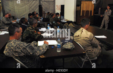 CAMP EGGERS, l'Afghanistan (20 avril 2010)--1 Le lieutenant Sarah Ray (United States Marine Corps), parle aux membres de l'Armée nationale afghane sur l'attrition du personnel général problèmes rencontrés par l'ANA. Maintenir les niveaux de recrutement et la normalisation des processus pour assurer le suivi des soldats était une question clé soulevée au cours de la conférence. Le s.. Jeff Nevison) Banque D'Images