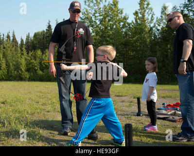 Sawyer Condrey takes aim tandis que son père, le Lieutenant-colonel Jason Condrey, sa soeur jumelle, Joséphine, et son tir à l'instructeur, Tech. Le Sgt. Jarod Cappon, regarder lors d'un tir à l'classe au skeet, Trap et de tir à l'arc sur Joint Base Elmendorf-Richardson, Alaska, le 15 juin 2015. La classe de tir à l'enseigne les principes fondamentaux de la sécurité et aux techniques de base du tir à l'ARC. Cappon est affecté à la 673e Escadre de la base aérienne militaire professionnel Education Centre en tant que directeur des ressources humaines. Condrey est l'une des plus jeunes élèves du groupe et est le fils du lieutenant-colonel Jason Condrey, commandant du 1er Bataillon (Air Banque D'Images