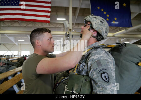 La 1ère Armée américaine, le lieutenant Tyler Sinisgalli, gauche, un jumpmaster affecté à la 1e Bataillon, 501e Parachute Infantry Regiment, inspecte la CPS. Ian Cook, affecté au 3e Bataillon, 509e Parachute Infantry Regiment, avant d'effectuer les opérations dans l'Arctique durant 2016 Aurora at Joint Base Elmendorf-Richardson, Alaska, le 2 juin 2016. Aurora de l'Arctique 2016 est un exercice d'entraînement bilatéral annuel, comportant des éléments de la 4th Infantry Brigade Combat Team (Airborne), 25e Division d'infanterie et de l'auto-défense japonaise, qui favorise l'interopérabilité en procédant à des dépots de petites unités combinées Banque D'Images