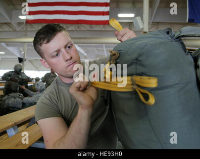 La 1ère Armée américaine, le lieutenant Tyler Sinisgalli, un jumpmaster affecté à la 1e Bataillon, 501e Parachute Infantry Regiment, effectue une inspection pré-jump à la mobilité articulaire complexe sur Joint Base Elmendorf-Richardson, Alaska, le 2 juin 2016. L'opération aéroportée faisait partie d'Arctic Aurora 2016, un exercice d'entraînement bilatéral annuel comportant des éléments de la 4th Infantry Brigade Combat Team (Airborne), 25e Division d'infanterie et de l'auto-défense japonaise. Alejandro Pena) Banque D'Images