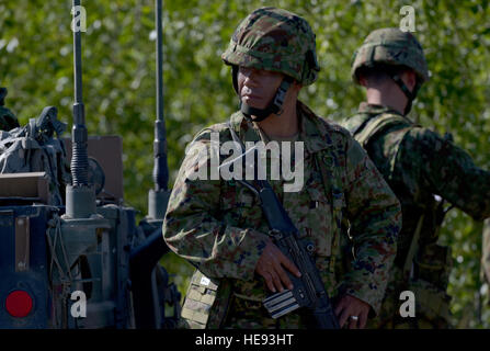 Un parachutiste affecté à la Force d'autodéfense du Japon Sol parachutistes montres affecté à la 3e Bataillon, 509e Parachute Infantry Regiment d'infanterie, 4e Brigade Combat Team (Airborne), 25e Division d'infanterie de l'armée américaine, à l'Alaska Joint Base Elmendorf-Richardson, Alaska, le 9 juin 2016, au cours de l'exercice Arctic Aurora. Aurora de l'Arctique est un exercice d'entraînement bilatéral annuel comportant des éléments de la Brigade et la JGSDF spartiate, qui vise à renforcer les liens entre les deux combinés en exécutant des opérations aéroportées en petites unités de base de compétence et de l'adresse au tir d'armes légères. Justin Conna Banque D'Images