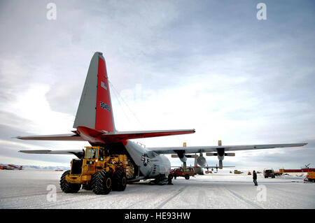 Une CL-130 Hercules est déchargé le 27 novembre sur la piste de glace près de la station McMurdo, en Antarctique, au cours de l'opération Deep Freeze. Skis LC-130s, des équipages et du personnel de soutien de la New York Air National Guard's 109th Airlift Wing appuient la 13e Air Force-a conduit les forces de soutien de la Force opérationnelle interarmées de l'Antarctique, l'opération Deep Freeze. L'opération Deep Freeze est une mission unique qui prend en charge la National Science Foundation des États-Unis et le programme de l'Antarctique. Tech. Le Sgt. Shane A. Cuomo) Banque D'Images