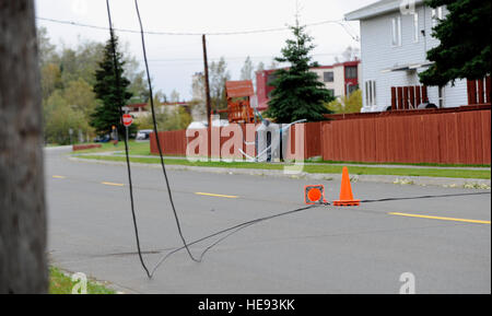 Deux cônes orange marquer une ligne tombée après une tempête arctique causé de lourds dommages ainsi que des pannes d'électricité et d'eau sur Joint Base Elmendorf-Richardson, Alaska, 4 et 5 septembre. La tempête, qui a explosé à partir de la mer de Béring, apporté des rafales de vent atteignant 100 km/h selon le National Weather Service. Tech. Le Sgt. Brian Ferguson) Banque D'Images