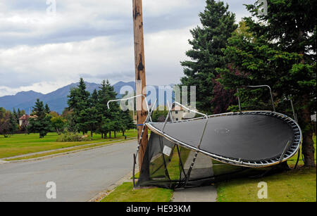 Le trampoline reste contre une colonne d'alimentation après une tempête arctique causé de lourds dommages ainsi que des pannes d'électricité et d'eau sur Joint Base Elmendorf-Richardson, Alaska, 4 et 5 septembre. La tempête, qui a explosé à partir de la mer de Béring, apporté des rafales de vent atteignant 100 km/h selon le National Weather Service. Tech. Le Sgt. Brian Ferguson) Banque D'Images