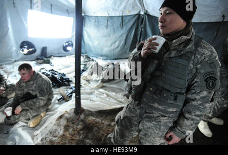 Le caporal de l'armée. Justin Chung, attribué à 6e bataillon du génie (Combat) (Airborne), et originaire de Columbus, Ohio, prend une pause dans un réchauffement de l'Arctique au cours de tente de formation individuelles sur Bulldog Trail, le 6 décembre 2012, au-dessous de zéro. ALIT est l'armée des États-Unis Alaska's programme d'endoctrinement par temps froid. Il donne à tous les soldats, quel que soit leur emploi, la Fondation pour le travail, de former, et de faire la guerre dans certains des environnements les plus rudes au monde. Justin Connaher) Banque D'Images