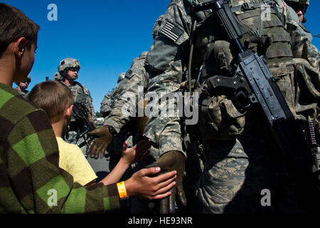 Deux petits garçons disent les soldats de l'armée grâce à l'entreprise de Comanche, 1er Bataillon (Airborne), 501e Régiment d'infanterie, 4e Brigade Combat Team (Airborne), 25e Division d'infanterie de l'armée américaine, l'Alaska, lors de leur passage à travers la foule au cours de Arctic Thunder Open House at Joint Base Elmendorf-Richardson, Alaska, le 27 juillet 2014. Arctic Thunder Open House est un événement biennal organisé par JBER. Avec plus de 40 Force aérienne, Armée et civils actes aériennes et une foule de plus de 200 000 personnes, c'est le plus grand événement de deux jours dans l'état et l'une des premières démonstrations aériennes dans le monde. Banque D'Images