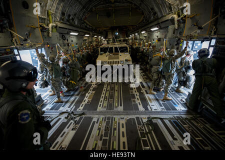 Les parachutistes de l'armée affectés à la compagnie D, 1er Bataillon (Airborne), 501e Régiment d'infanterie, d'infanterie 4e Brigade Combat Team (Airborne), 25e Division d'infanterie de l'armée américaine, l'Alaska, se préparer à sauter d'un C-17 Globemaster III pour une démonstration de force de démonstration de répétition pour Arctic Thunder Open House 2014, 25 juillet 2014. Arctic Thunder est un événement biennal organisé par Joint Base Elmendorf-Richardson, en Alaska. Avec plus de 40 Force aérienne, Armée et civils actes aériennes et une foule de plus de 200 000 personnes, c'est le plus grand événement de deux jours dans l'état et l'un des meilleurs de l'antenne Banque D'Images