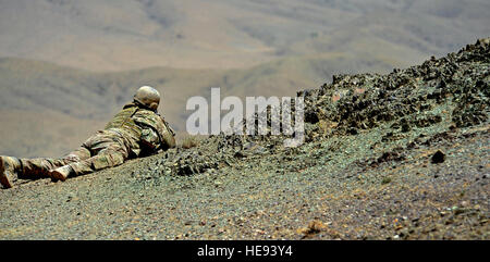 Le caporal de l'armée américaine. Alan Wine, chef d'équipe, assure une zone au cours d'une enquête de terrain à Arghandab, Afghanistan, le 20 juillet. Le vin est un membre de l'Équipe de reconstruction provinciale de Zaboul et force de sécurité est déployé à partir de la Garde nationale du Massachusetts. Zabul EPR a pour mission de mener des opérations civiles et militaires dans la province de Zaboul pour étendre la portée et la légitimité du gouvernement de l'Afghanistan. Banque D'Images