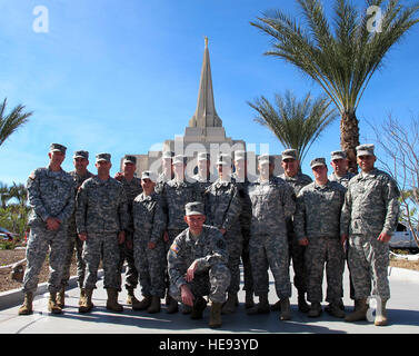 Les membres de la garde de l'Armée de l'Arizona s'arrêter pour une photo de groupe devant le nouveau Temple LDS à Gilbert. Banque D'Images