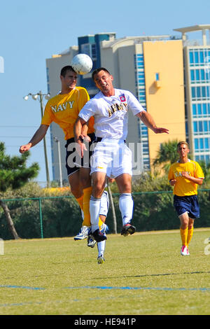 Le lieutenant de la Marine américaine j.g. Robert Leahy et le capitaine de l'armée américaine Wesmiller Matthieu, aller à la tête de la balle au cours de l'Armée Men's Soccer Championship Round Robin Destin, Floride, le 18 octobre 2010. Les Forces armées sont menées par le conseil des sports des Forces armées dans le but de promouvoir la compréhension, la bonne volonté et la concurrence entre les forces armées. Le Lieutenant Leahy est attribuée à Naval Medical Center, Portsmouth, C.A., et le capitaine Wesmiller est attribuée à Ansbach, Allemagne. Les cadres supérieurs de l'US Air Force Airman Sheila deVera/) Banque D'Images