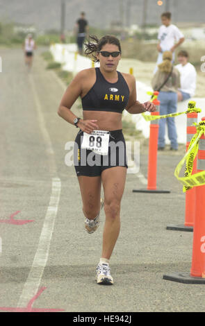 La 1ère Armée Le lieutenant Samantha Khoo Schofield Barracks, Hawii rivalise dans le 6,2 km, au cours de la 2002 Forces armées américaines Triathlon, 1 juin 2002. Environ 100 athlètes représentant l'armée, la Force aérienne, la marine, la Garde côtière et des Marines en concurrence dans la natation, le vélo, et l'exécution au cours de l'Armée américaine de triathlon, qui a lieu chaque année à Point Mugu Naval Air Station, Californie Les huit premiers dans la catégorie des hommes et des quatre premiers de la catégorie féminine seront admissibles en tant que membres de l'équipe de triathlon nous Services combinés et se rendra à l'Estonie à la concurrence dans le monde de triathlon, Championnat militaire Banque D'Images