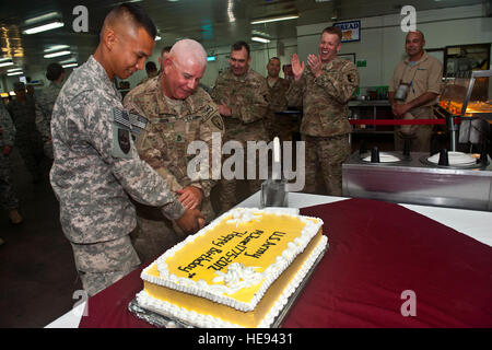 La CPS de l'armée américaine. Thomas Guerrero et le Sgt. 1re classe Adam Cason couper le gâteau d'anniversaire de l'armée au centre de transit de Manas, au Kirghizistan, le 14 juin 2012. Les membres du service commun, l'Armée célèbre 237e anniversaire ensemble au centre de transit. Guerrero est un 368e Compagnie de Police militaire spécialiste de la sécurité douanière déployée du Dydasco Réserver Centre et est originaire de Guam, à Dededo. Cason est une division 95e spécialiste contre les IED déployés hors de Owensboro Ky, Centre de la réserve de l'armée. et est originaire de Jacksonville, en Floride Banque D'Images