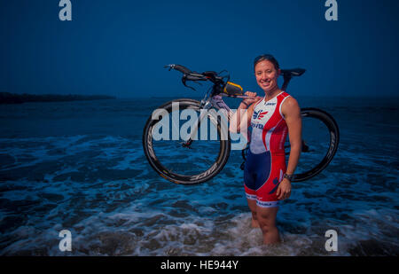 Le capitaine Hila Levy, 35e Escadron de soutien aux opérations, pose fièrement avec son triathlon vélo de course dans l'océan Pacifique à Miss Veedol, Japon, Juillet 25, 2013. Levy qualifiés pour participer au Championnat du Monde Ironman 2013 le 12 octobre à Kailua-Kona, Hawaii - une exténuante triathlon composé d'un 2.4-mile rough water swim, 112 miles de course de vélo et un marathon de 26,2 milles. Airman Senior Derek VanHorn) Banque D'Images