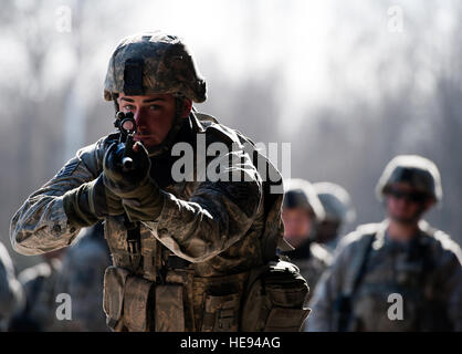 Le s.. Richard Phillips techniques pratiques sexuelles au cours de la bataille, les chefs de cours d'assaillants le 11 mars 2014, à la base aérienne de Ramstein, en Allemagne. Le traitement de 12 jours est conçu pour enseigner aux aviateurs, une variété de compétences, y compris bon de commande d'armes pendant le déplacement et la manière de procéder dans les cas où un actif a été prise par une force d'opposition. Phillips est un 703e Escadron de soutien Munitions membre de la force de garde. Airman Senior Damon Kasberg) Banque D'Images