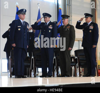 De gauche, le général Philip M. Breedlove, commandant du Commandement européen et commandant suprême des forces alliées en Europe, le général de Marine Steven A. Hummer, U.S. Africa Command à l'adjoint du commandant des opérations militaires, le général Frank Gorenc, les forces aériennes américaines en Europe et de l'air et de l'Afrique, commandant du Commandement aérien des forces alliées de l'Armée de l'air salut Directeur Chef de cabinet Le Général Mark A. Welsh III, au cours d'une cérémonie de prise de commandement à la base aérienne de Ramstein, en Allemagne, le 2 août 2013. La commande fournit l'ensemble du spectre des capacités de combat de l'Armée de l'air dans une zone de responsabilité qui s'étend sur trois continents un Banque D'Images