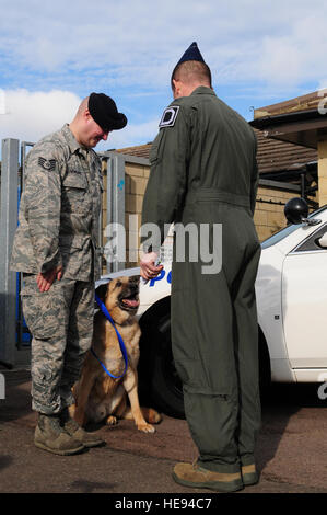 Chien de travail militaire Desant recherche cérémonie après sa retraite févr. 24, 2012 en tant que colonel Kyle Voigt, 100e Escadre de ravitaillement en vol, vice-commandant lui souhaite bonne chance et les conversations à l'ancien Desant handler, le s.. Samuel Giordano, 100e Escadron des Forces de sécurité. Voigt et chef Master Sgt. Christopher Powell, ARW, chef du commandement du 100e ont été parmi plusieurs en direction de base présents. Banque D'Images