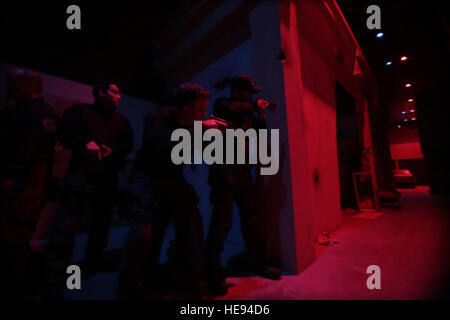 Les fonctionnaires de police affectés à l'Atlantic City Special Weapons and Tactics (SWAT) claire de l'équipe d'une zone urbaine en cas de faible luminosité l'entraînement tactique au New Jersey la formation conjointe de la Garde nationale et de la Formation Centre de développement (JT2DC), Joint Base McGuire-Dix-Lakehurst, New Jersey), 14 octobre, 2016. Le JT2DC est utilisé par les militaires, les autorités civiles, et ses alliés étrangers pour la formation et dispose de l'environnement de combat virtuel interactif (Vice), les opérations militaires en territoire urbain (MOUT) Immersion/nuit Voies de lutte contre l'incendie, appel à Trainer (CFFT) et d'Immersion Lane, des compétences en motivation Traine Banque D'Images