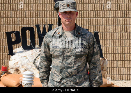 Le Major de l'US Air Force Lance Edmonds, 379e Escadron de soutien médical de la Force expéditionnaire du Canada, se situe à l'attention à un prisonnier de guerre et disparus au combat vigil à Al Udeid Air Base, au Qatar, le 19 septembre 2014. Reconnaissance nationale POW/MIA Journée est célébrée le troisième vendredi de septembre, pour honorer ceux qui ont été prisonniers de guerre et ceux qui sont encore portés disparus. Le s.. Wymbs Ciara) Banque D'Images