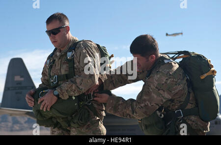 Tech. Le Sgt. Jose Gonzales, 820e Airborne cheval rouge, membre du personnel assure le Sgt. Jeffrey Madden's, 820e Airborne Cheval Rouge états, l'équipement est prêt pour un saut de ligne à l'électricité statique dans le cadre de la cérémonie d'ouverture de la Nation de l'Aviation le 10 novembre 2012, à Nellis Air Force Base, Nevada cérémonie d'aviation pendant la Nation RED HORSE jump demo, un conflit Coréen, reconstitution d'un T-33 de démonstration, les Rats du désert, un Lear Jet de démonstration, et les cavaliers de l'équipe de vol. Le s.. Christopher Hubenthal) Banque D'Images