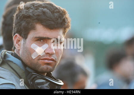 100423-F-5561D-001 Kaboul - l'ordre civil afghan policier (ANCOP) siège en formation au cours d'une cérémonie préalable au déploiement le 23 avril 2010. ANCOP sont la force d'élite de la police afghane. Ils reçoivent une formation supplémentaire de l'ordre civil et de police urbaine. ANCOP sont la clé de la sécurité dans les zones que les forces de sécurité nationale afghanes (Armée et police) et les forces de la coalition ont disparu, ce qui permet au gouvernement de la République islamique d'Afghanistan pour fournir les services nécessaires et la gouvernance. Matt Davis Senior Airman) Banque D'Images