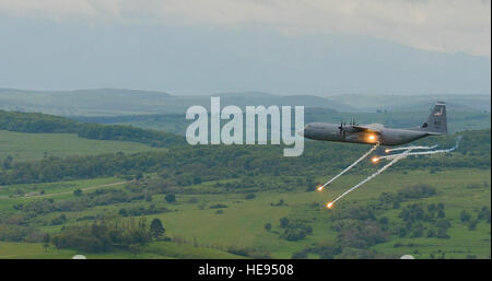 Un C-130J Super Hercules de la 37e Escadron de transport aérien qu'il remplit les fusées feux anti-aériens au cours de l'effort de tests sur des Carpates, le 9 mai 2016, en Roumanie. La 37e, comme à partir de la Base aérienne de Ramstein, en Allemagne, a commencé à participer dans des déploiements avec formation de Roumanie dès 1996, permettant à l'US Air Force à travailler avec l'OTAN alliés afin de développer et d'améliorer les forces aériennes prêtes capables de maintenir la sécurité régionale. Navigant de première classe Lane Plummer Banque D'Images