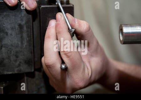 Navigant de première classe Philip Giampaolo, 49e Escadron de maintenance aéronef apprenti technologie des métaux, les changements les lames sur un tour à la base aérienne de Holloman, N.M., 6 avril 2015. Un tour est une machine utilisée pour faire pivoter une pièce pour effectuer des opérations telles que la découpe, ponçage, perçage, ou de tourner. Le s.. E'Lysia A. Wray Banque D'Images