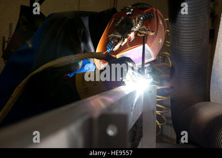 Navigant de première classe Brandon Gordon, 49e Escadron de maintenance aéronef apprenti technologie des métaux, les soudures ensemble une gousse de Dolly à la base aérienne de Holloman, N.M., 6 avril 2015. Gordon a utilisé un processus d'arc tungstène gaz pour effectuer les soudures sur le pod dolly. Le s.. E'Lysia A. Wray Banque D'Images