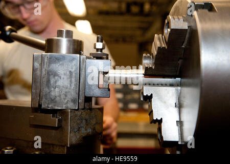 Navigant de première classe Philip Giampaolo, 49e Escadron de maintenance aéronef apprenti technologie des métaux, fait de filetage externe sur une pièce sur la base aérienne de Holloman, N.M., 6 avril 2015. Faire de filetage externe est appelé le tournant et s'effectue à l'aide d'un tour. Le s.. E'Lysia A. Wray Banque D'Images