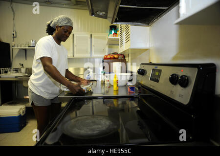 Sergent dans l'Armée de Barbara Guishard affecté à la Garde nationale de maintien en puissance de combat du 786e Bataillon de soutien au Groupe de travail conjoint Guantanamo, couvre la salade de pommes de terre dans la caserne de Cuzco cuisine, le 25 avril. Le Sgt. Cuisinier Guishard le petit déjeuner et le déjeuner chaque dimanche pour sa grande famille militaire, d'alimentation et d'améliorer le moral de plus de 20 militaires. Guantanamo la foi mène sûr, humain, juridique et transparent le soin et la garde des détenus, y compris ceux qui ont été condamnés par une commission militaire et ceux commandés libéré par un tribunal. La foi mène des activités de collecte, d'analyse et Banque D'Images