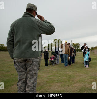 McConnell aviateurs et membres de leur famille saluer le colonel Kyle Kremer, 22e Escadre de ravitaillement en vol, vice-commandant dans le cadre de la simulation d'un scénario de déploiement le 6 octobre 2012, McConnell Air Force Base, Kan. L'événement avait pour but de montrer aux enfants et aux conjoints le déploiement de l'expérience. Banque D'Images