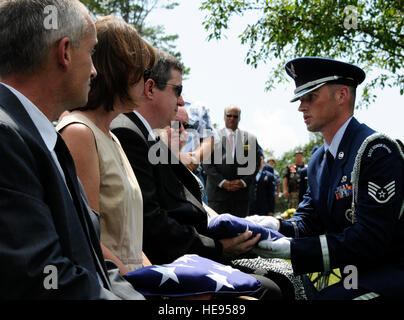 A Little Rock Air Force Base garde d'honneur présente un drapeau des États-Unis à la famille du Capitaine Virgil Meroney III au cours d'une cérémonie de rapatriement organisé dans le centre de Fayetteville, l'arche., 9 juin 2012. Meroney a été portés disparus pendant la guerre du Vietnam après avoir été abattu dans son F-4D Phantom II, qui s'est écrasé alors qu'il effectuait une mission en grève de nuit Kahammouan province, Laos. Du reste Meroney ont été identifiés, le 24 mai, et ont été remis à sa famille pour l'enterrement avec tous les honneurs militaires. Quatre A-10C Thunderbolt II 'phacochères' avec l'Arkansas Air National Guard's 188e Escadre de chasse aussi Banque D'Images