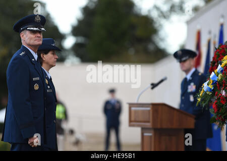 Le lieutenant général de l'US Air Force Darryl Roberson, 3e commandant de l'Armée de l'air, et le Colonel Angela Cadwell, 501e escadre de soutien au combat, pause avant le dépôt de gerbes au cours d'une cérémonie de la Journée des anciens combattants au cimetière Américain de Cambridge, Royaume-Uni, le 11 novembre, 2014. Les deux services américains et britanniques ont adhéré avec les dirigeants locaux pour rendre hommage aux héros morts enterrés au cimetière. Le s.. Jarad A. Denton Banque D'Images