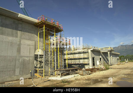 Un nouveau centre de remise en forme va jusqu'à la base aérienne d'Aviano flightline zone comme Aviano 2000, un 535 millions de dollars l'OTAN / Projet de construction de l'USAF, progresse. Le nouveau centre de remise en forme comprend une salle de sport, une salle d'aérobic, salle de musculation, matériel de fitness, vestiaires, une blanchisserie et les zones administratives. L'emplacement est primordial et cette nouvelle installation sera dans un complexe sportif complet avec de nouveaux terrains de balle, piste de course et une piscine en toute saison. Le nouveau centre de remise en forme est situé à côté du parcours de golf et le nouveau club au même endroit. Avec plus de 31 000 pieds carrés d'espace, notre communauté Banque D'Images