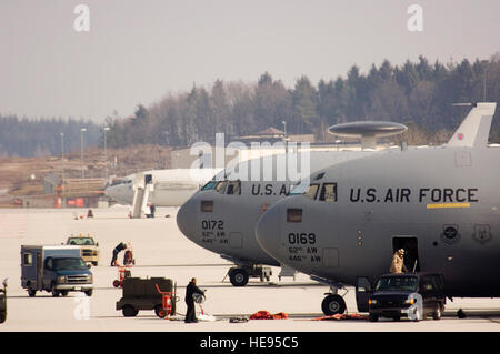 Une paire de C-17 Globemaster III et un E-3 Sentry (AWACS) s'asseoir sur le tarmac de la Base Aérienne de Spangdahlem, en Allemagne, le mercredi 22 mars 2006. Les frais de transports, de McChord Air Force Base, dans l'État de Washington, l'OTAN et le système aéroporté de détection et de contrôle sera de recevoir des services de la mobilité aérienne Spangdahlem 726e Escadron. Le sergent-chef. John E. Lasky) Banque D'Images