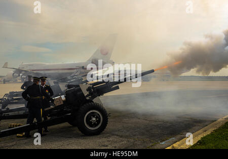 Les soldats du 1er Bataillon, 3e Régiment d'infanterie comme canons incendie Shinzō Abe, le premier ministre japonais, arrive dans un cortège et se prépare à partir en face de la 89e Escadre de transport aérien Terminal Passager, Joint Base Andrews, dans le Maryland, le 30 avril 2015. Abe a été à Washington, D.C., pour un voyage de plusieurs jours et des réunions avec le président américain Barack Obama. JBA a servi de lieu d'entrée et de sortie. Le conseiller-maître Sgt. Kevin Wallace/) Banque D'Images