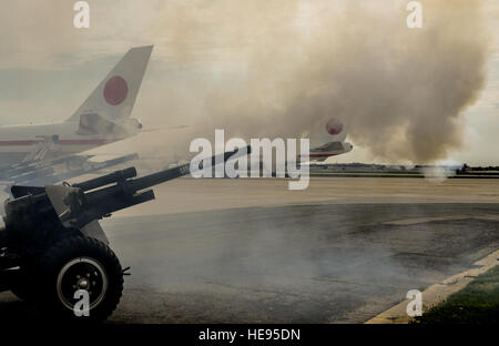 Les soldats du 1er Bataillon, 3e Régiment d'infanterie comme canons incendie Shinzō Abe, le premier ministre japonais, arrive dans un cortège et se prépare à partir en face de la 89e Escadre de transport aérien Terminal Passager, Joint Base Andrews (Maryland), 30 avril 2015. Abe était à Washington pour un voyage de plusieurs jours et des réunions avec le président américain Barack Obama. JBA a servi de lieu d'entrée et de sortie. Le conseiller-maître Sgt. Kevin Wallace/) Banque D'Images