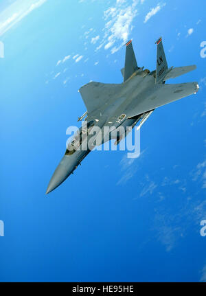 Un U.S. Air Force F-15E Strike Eagle aéronefs affectés à la 494e Escadron de chasse survole la Méditerranée lors d'une mission de formation avec l'Armée de l'Air hellénique le 26 février 2014. L'Europe, les avions de l'US Air Force et du personnel ont participé à une simulation de déploiement, y compris la formation de combat, avec des éléments de l'Armée de l'Air hellénique. Le s.. Thomas Trower, U.S. Air Force Banque D'Images