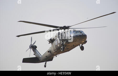 Kaboul,Afghanistan -- Un hélicoptère Blackhawk UH-60 fournit la sécurité pour le secrétaire américain à la Défense Robert Gates, tout en assistant à des démonstrations de l'Armée national afghane (ANA) Mars 10. Les manifestations pour le secrétaire de la Défense ont eu lieu au Centre de formation militaire de Kaboul pour indiquer divers types de formation de combat l'ANA reçoivent alors que dans la formation de base. Matt Davis Senior Airman) Banque D'Images