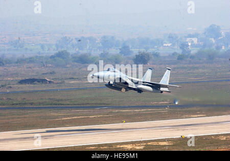 AIR FORCE STATION GWALIOR, Inde -- Un F-15 Eagle décolle d'ici au cours de faire face l'Inde '04, un exercice de combat bilatéral entre les États-Unis et les forces aériennes indiennes. Environ 150 aviateurs américains sont ici soutenir le premier accord bilatéral entre l'exercice de chasse deux forces aériennes dans plus de 40 ans. Tech. Le Sgt. Keith Brown) Banque D'Images