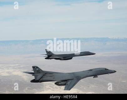 Un navire à deux lancers de B-1B affecté à la 28e Bomb Squadron, Dyess Air Force Base, Texas, volent en formation au Nouveau Mexique lors d'une mission de formation le 24 février 2010. Dyess célèbre le 25e anniversaire de la première arrivée des bombardiers B-1B à la base. Le sergent-chef. Kevin J. Gruenwald) Banque D'Images