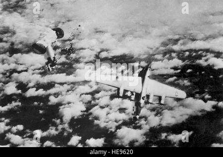 Un Consolidated B-24, son fuselage arrière arrachée, commence sa chute à la destruction sur le sol allemand. (U.S. Photo de l'Armée de l'air) Banque D'Images