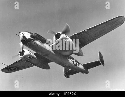 North American's B-25G Mitchell de l'AAF Centre ATC, Orlando (Floride). 17 avril, 1944. L'équipage du B-25G était cinq--pilote, copilote, navigateur/cannoneer, mitrailleur tourelle supérieure, et d'opérateur. Comme il n'y avait pas de bombardier, le pilote a tiré le nez de l'armement et de la parution des bombes. L'opérateur radio a aussi doublé comme la tourelle ventrale gunner lorsque cette tourelle a été monté. Un blindage supplémentaire a été monté à l'avant du tableau de bord, l'avant du chargeur, de conduite, autour de la 75-mm rack, et au-dessous du pare-brise. Une plaque a été installée au-dessous flak le cockpit sur t Banque D'Images