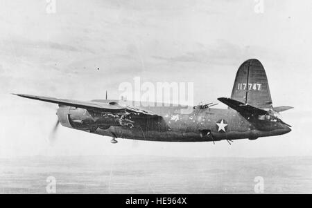 Martin B-26B-1-MA (S/N 41-17747), avec les dommages à la nacelle du moteur n° 1, aile gauche et puits à roue, en septembre 1943. Remarque l'absence de portes de trains d'atterrissage. (U.S. Photo de l'Armée de l'air) Banque D'Images