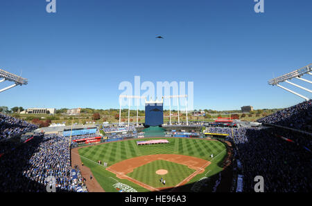 Un B-2 Spirit Stealth Bomber de Whiteman Air Force Base, Mo., survole les Royals vs Orioles match de baseball à Kaufmann Stadium de Kansas City, Missouri, le 15 octobre 2014. Aviateurs du 509e Bomb Wing et 131e Bomb Wing à Whiteman effectuée le drapeau détail et représenté l'US Air Force à un panier-stade ainsi que d'une télévision l'écoute de millions pendant la partie 4 de la série de championnat de la Ligue américaine. Joel Pfiester Navigant de première classe Banque D'Images