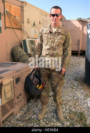 Un technicien HVAC de la Force aérienne du 455e Escadron expéditionnaire du génie civil remplit un bon de travail à Bagram Air Field, entretenant les systèmes de climatisation et l’équipement de mission dans le cadre des opérations de soutien de la base en Afghanistan. Banque D'Images