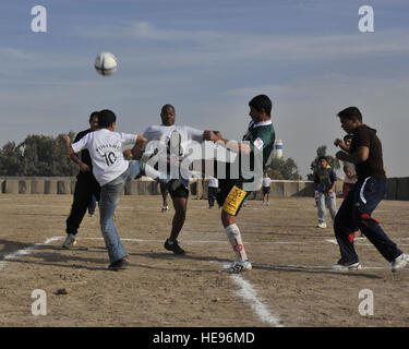 Tech. Le Sgt. Michael Francis, 447e groupe expéditionnaire de la swing shift sous-officier responsable du protocole, utilise son temps de repos pendant le déploiement à Bagdad pour enseigner des compétences de soccer pour les enfants iraquiens et participer à des rencontres avec les soldats iraquiens. Banque D'Images