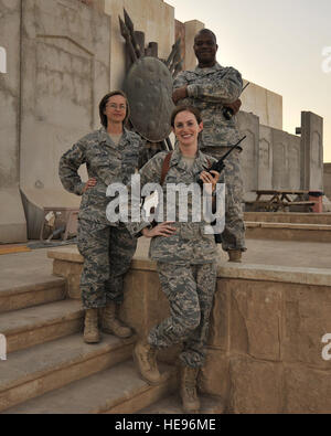 Le groupe expéditionnaire de la 447e à l'équipe de protocole Sather Air Base représentent la première et la dernière impression distingués visiteurs à venir et au départ de Bagdad ont des Américains en poste en Iraq. Sur la photo, 1er lieutenant Bethany Mettes (centre), le sergent-chef. Christina Taylor et Tech. Le Sgt. Michael Francis. Banque D'Images