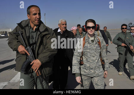 1er lieutenant Bethany Mettes, 447e groupe expéditionnaire de la chef du protocole, les escortes Mustafa Barzani, président de la région du Kurdistan en Irak, lors d'une de ses nombreuses visites à Bagdad. Le Lieutenant Mettes et l'Armée de l'air protocole Bagdad équipe représentent la première et dernière impression distingués visiteurs ont des Américains en poste en Iraq. Banque D'Images